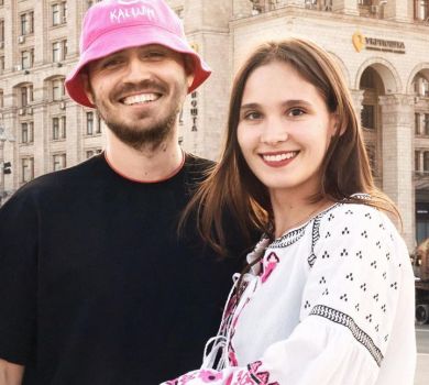 Kalush дистанційно привітав кохану з 22-річчям та показав місце їхнього знайомства
