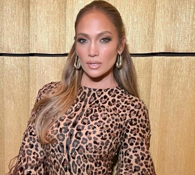 Капелюх, оверсайз і купа аксесуарів: Лопес у молочному тотал-луці показалася з донькою в Лос-Анджелесі