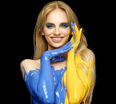 Голі й у фарбі: українські красуні та 51-річна зірка Рятувальників Малібу в незвичному фотопроєкті