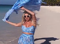 Бужинська у Домінікані влаштувала несамовиті танці біля океану. ВІДЕО