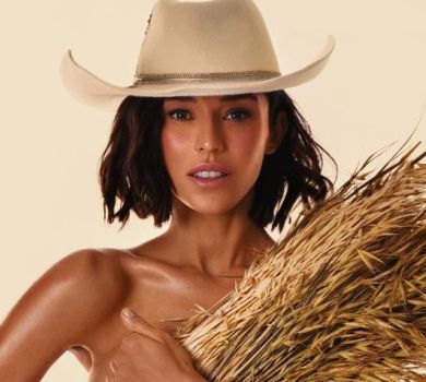 Вагітна Астровська прикрила снопом голі диньки та посвітила чималим животом