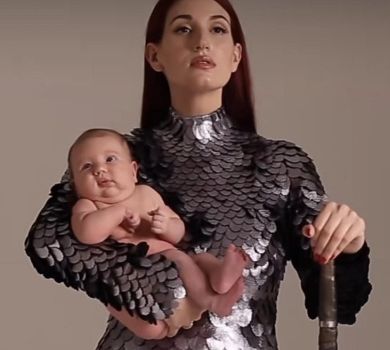 Емеральд у лусці та з мечем оголосила давньогрецьке ім'я 3-місячної дочки