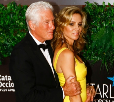 72-річний Річард Гір зацілував красуню-дружину на червоному хіднику