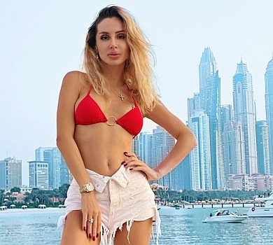 Ноги від вух: Лобода в літньому прикиді позувала на яхті. ФОТО