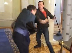 У Раді депутати Соболєв та Івченко побилися через землю. ВІДЕО