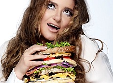 Могилевська познущалася з дієтниць гігантським бутербродом. ФОТО