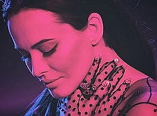 Білявка Астаф’єва у новому ВІДЕО танцює з канатом і на руках у чоловіків 