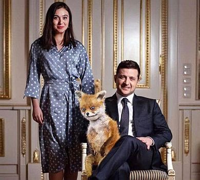 Зеленський знявся на столі для The Guardian та з Мендель у халаті. ФОТО та ФОТОжаби