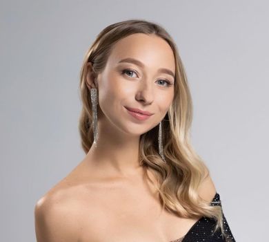 Дружина Павліка показалася в спортивному топі через два місяці після пологів