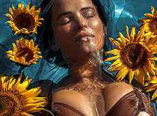 Соняхи і соски сторчма: Астаф’єва захотіла нагадати про справжню жінку