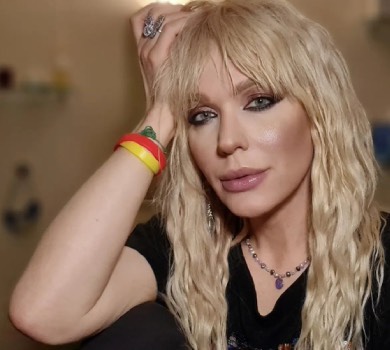 Бери автомат та на передок: Монро розказала, за що її хейтять у мережі, та як вона на це реагує