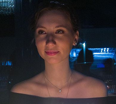 Дочка Меладзе у Москві показала, як молодшу сестру з 20-річчям вітала