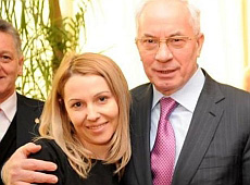 Як Азаров обіймався з фанаткою. ФОТО