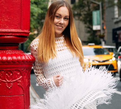 Alyosha у сітчастій сукні з торочками посвітила ніжками на вулицях Нью-Йорка. ФОТО