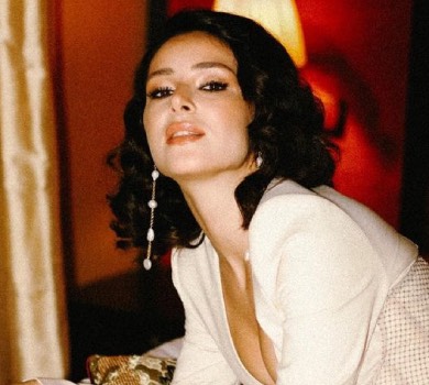 Декольтована Огнєвіч у нюдовому луці попозувала на ліжку. ФОТО