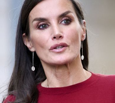 Королева Летісія у червоних шкіряних штанах навідалася до лікарні в Барселоні. ФОТО