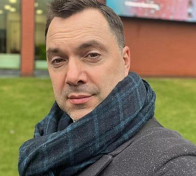 Арестович привітав свою золоту лялечку: Який тобі ще подарунок потрібен? 