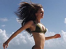 Модель Костромічова в купальнику показала сніжний хардкор. ВІДЕО