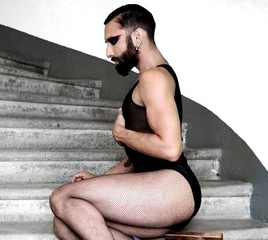 Кончіта Вурст у колготках умостила пишні стегна на сходи