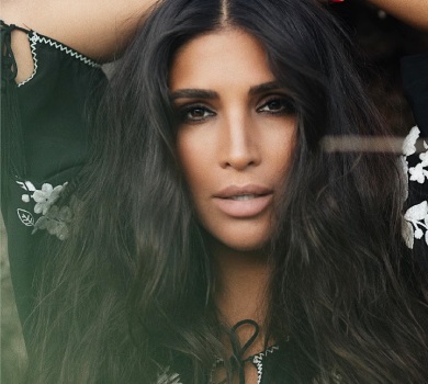 Дімопулос у патріотичних кедах показалася на тлі зруйнованої Бородянки