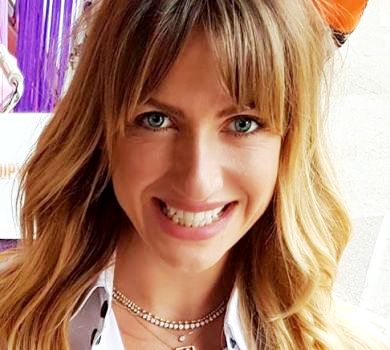 Нікітюк під Києвом показала релакс у 49-му купальнику