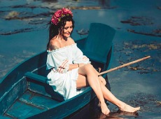 Екс-колега Дорна позувала у човні у віночку та вишиванці. ФОТО 