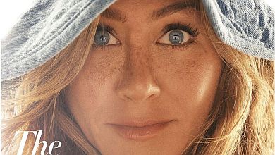 Аністон у глянці показала глибоке декольте, ластовиння та настрої