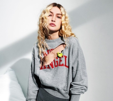 Дірки, спіднє та волохаті вуха: Джіджі Хадід на ліжку попозувала для глянцю