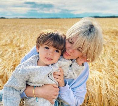 Onuka повернулася до України та замилувала мережу фотосесією із 2-річним сином