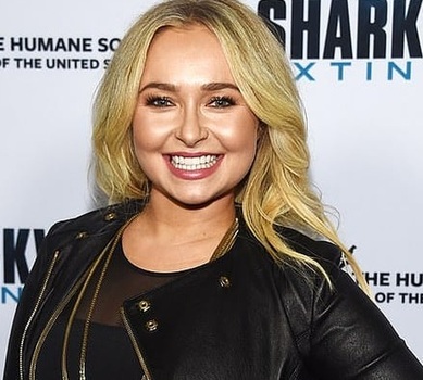 Круглолиця Пенетьєрі сходила на фільм про акул, а Кличко з дочкою відпочили на Барбадосі 