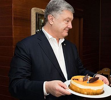 Солодкі 54: Порошенко почав свій день народження з нерошенівських тортів