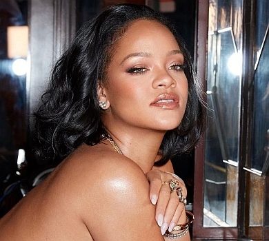 Ріанна блиснула голими сідницями в дуже сміливій піжамі. ВІДЕО