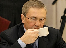 Черновецький відгуляв день народження зі скелетом та чаєм