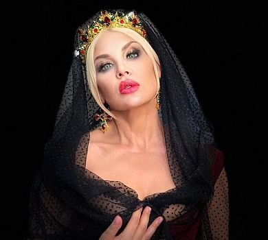 Червоне і чорне: Вольнова стала готично-роковою королевою