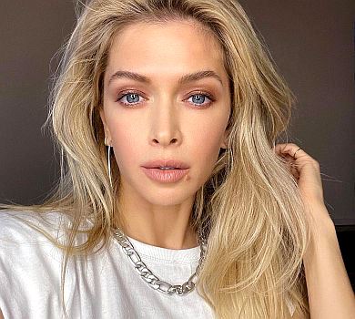 Брежнєва посвітила голим животом та зізналася, що вже робить ін'єкції краси