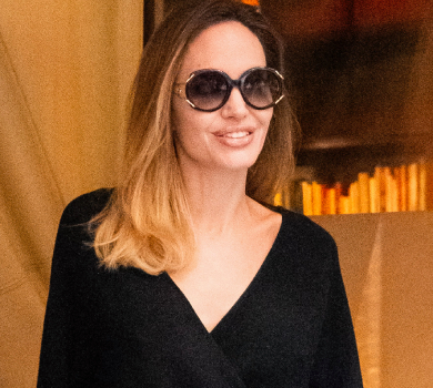 Сама елегантність: Джолі в стильних луках підловили на вулицях Нью-Йорка. ФОТО