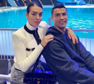 Роналду з нареченою вигуляли майже всіх своїх дітей у парку розваг