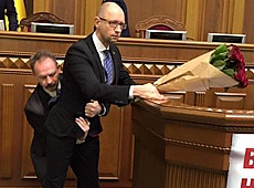 Яценюка у Раді вхопили за причинне місце. ФОТО і ФОТОЖАБИ