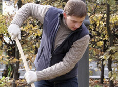 Довгий зігнувся над ямою і перед пікніком попітнів над сміттям