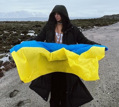 Війна страшна для всіх: Джамала у Рейк'явіку виступила на телешоу, де збирали допомогу українським дітям. ВІДЕО