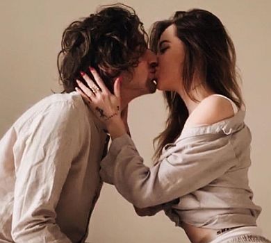 Дорофєєва з Дантесом попозували на вебкамеру у ліжку