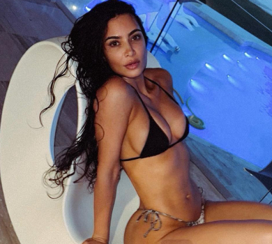 Кардашян у тоненькому бікіні закликала ризикувати та оголила сідниці на камеру