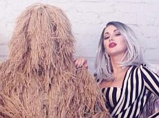 Стрази, хутро та волохата почвара за роялем: Бужинська показала зимовий кліп