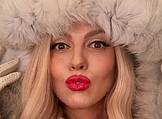 Полякова у соцрекламі закликала подбати про груди. ФОТО