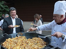 У мережі спливли фото, на яких Порошенко їсть картоплю з рук Кисельова 