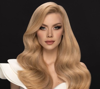 Декольте зі стразами та елегантні локони: офіційні портрети Апанасенко для Міс Всесвіт-2022