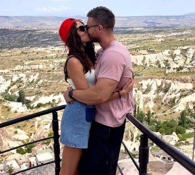 Анна Богдан у мініспідничці показалася в обіймах Холостяка на турецькому відпочинку