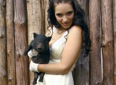 Женя Тимошенко-Карр знялася зі свинею у весільній сукні. ФОТО