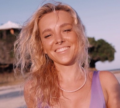 Дружина Цимбалюка у бузковому монокіні повсміхалася на камеру в Кенії. ФОТО