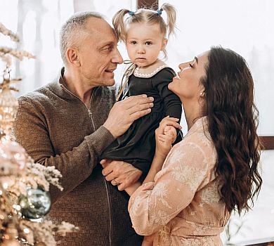 Дімопулос із чоловіком та дітьми показали сімейну ідилію на тлі ялинки